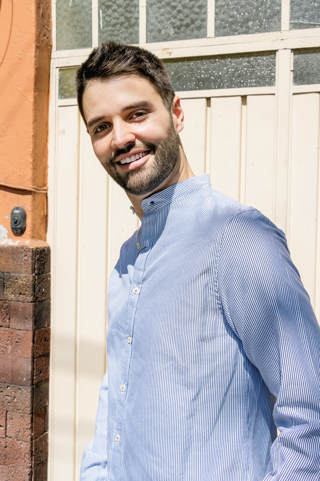 Camisa Para Hombre Con Cuello Mao Color Azul Con Rayas Blancas