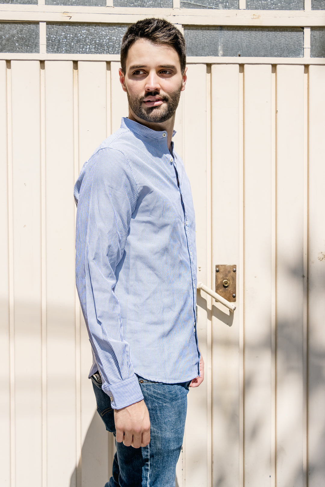 Camisa Para Hombre Con Cuello Mao Color Azul Con Rayas Blancas