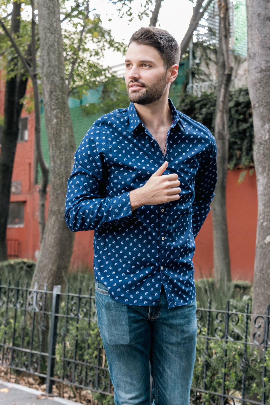 Camisa Para Hombre Color Azul Marino Con Conchas Blancas